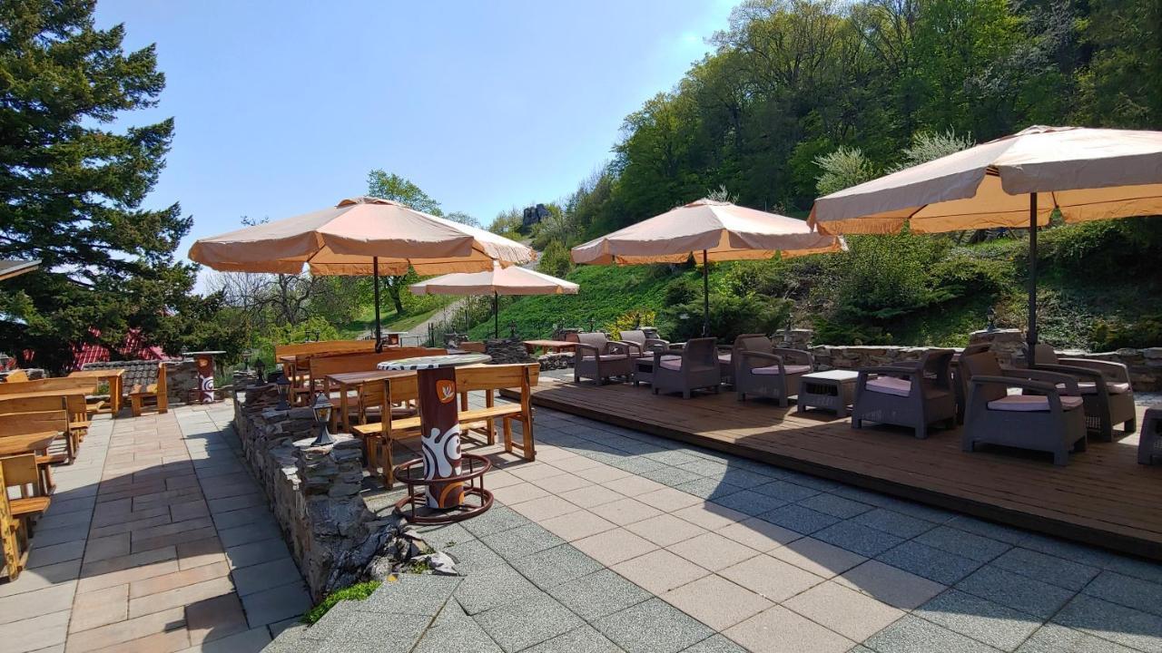 Pod Hradom Restaurant & Pension Топольчани Экстерьер фото