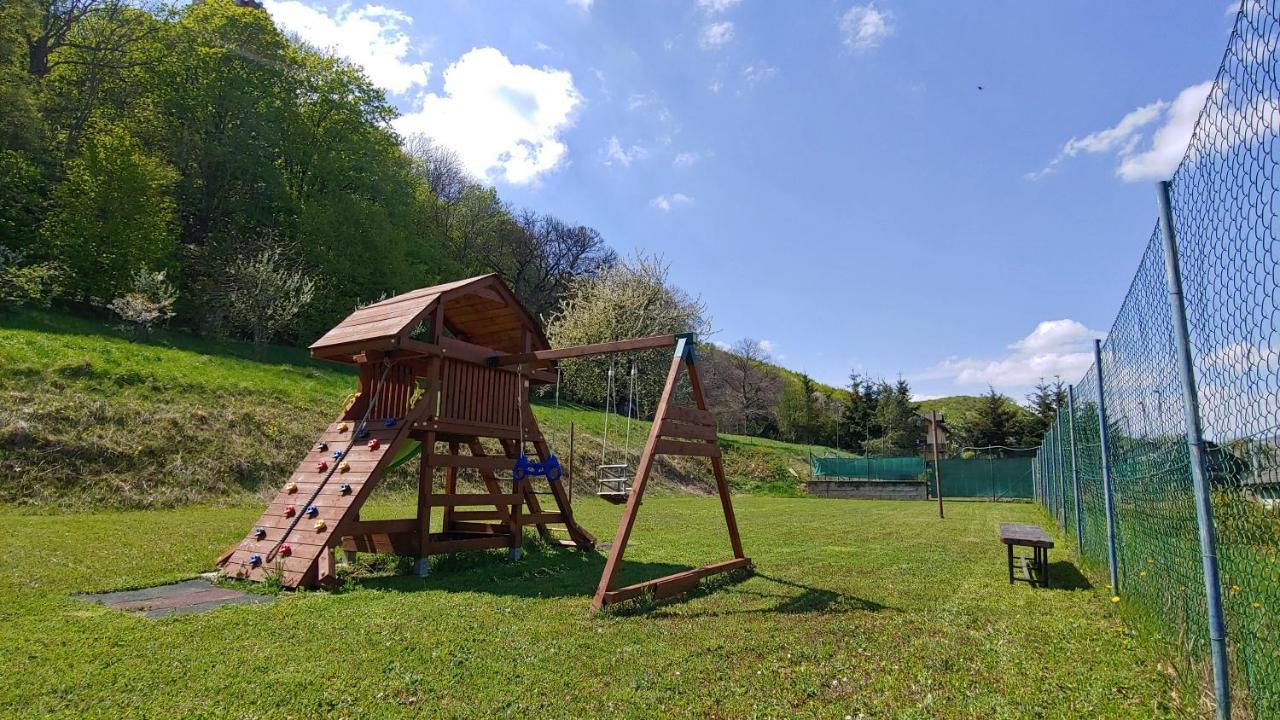 Pod Hradom Restaurant & Pension Топольчани Экстерьер фото